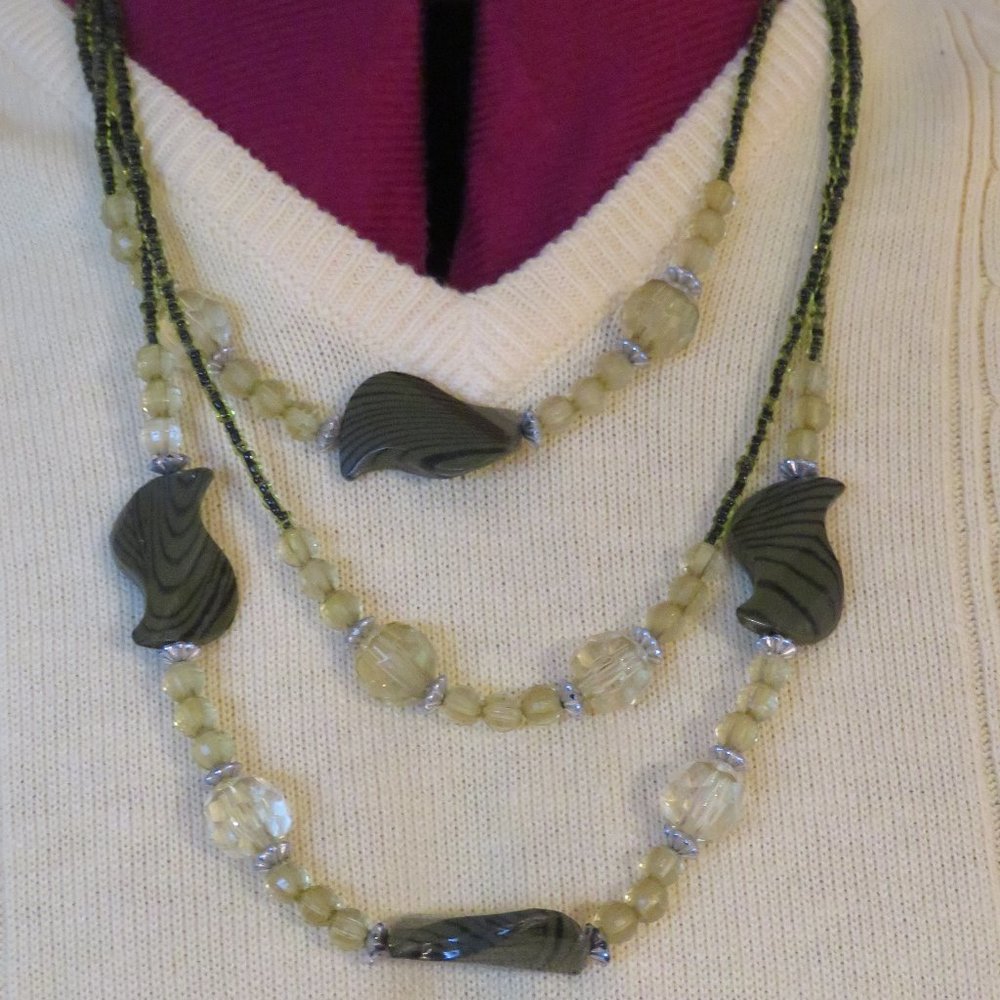 Three-strand Green Bead Necklace 11" (28cm) Long (117J)